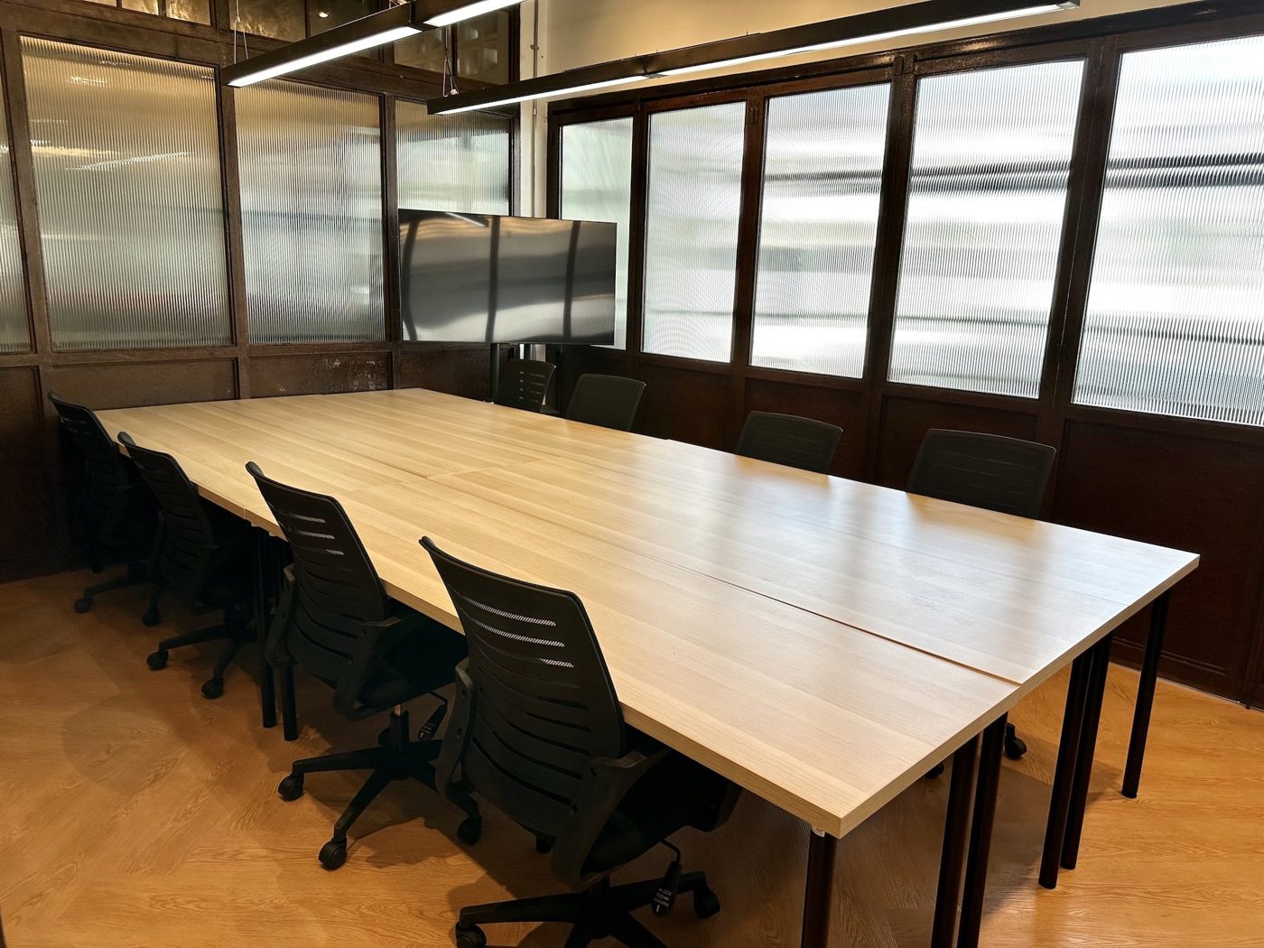 MR1 meeting room for rent in Bandar Sunway, 10 pax long table with screen